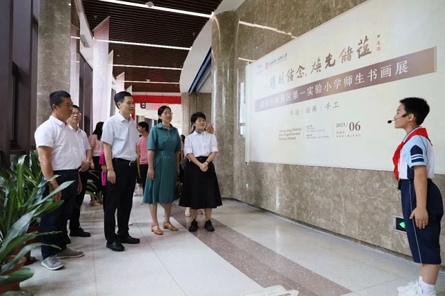 参观1.jpg