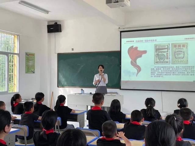 红色宣讲进校园2.jpg