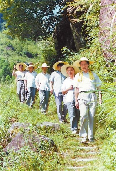 习近平敬老.jpg